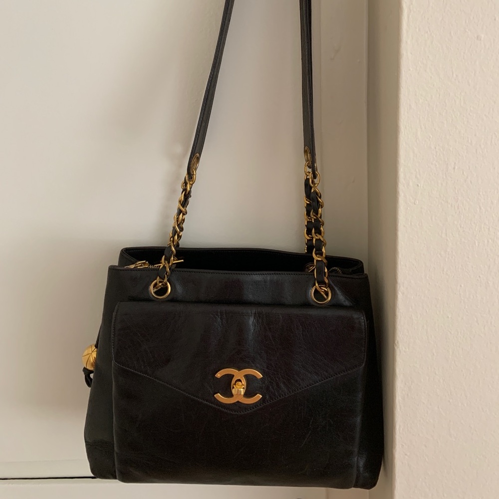 Authentic Chanel Medium Black Pre-owned Handbag